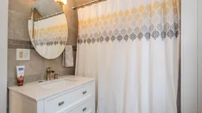 Cozy- Quaint Downtown Delight! - Image 4