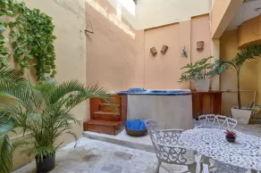 Colonial Oasis: Stylish Retreat with Free WiFi and Invigorating Hot Water - Image 3
