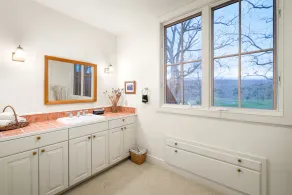 Specialbygget hjem på en gård på 165 hektar med privat adgang til floden Cowpasture - Image 4