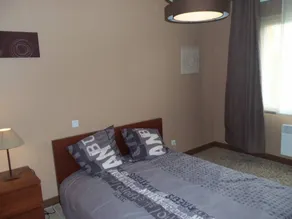 Maison Individuelle Située Dans un Quartier Résidentiel - Image 2
