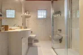 HouSmart Luxury Suite Golf Club - Image 4