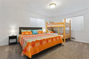 🏠Private home with hot tub. Beds for 32! - Image 4