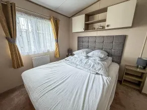 Beautiful Caravan With Decking And Wifi At Azure Sea, Suffolk Ref 32025Az - Image 4