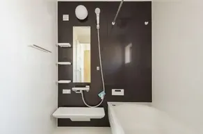 Quiet new house with free parking - Image 5