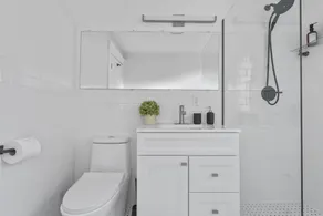 Modern 4 Bedroom Beach House: Ideal for Families & Long Stays - Image 4