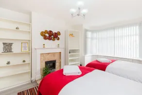Fab for Contractors or Relocations - A Stylish House & Garden+Parking - Image 5