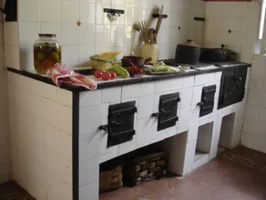 Vackert hus med terrass och trädgård, idealiskt beläget - Image 3