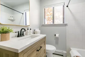 Luxurious & peaceful home, perfect location! 5 min from everything. - Image 2