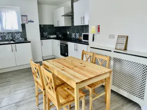 Modern, Comfortable Home minutes from Heathrow - Image 3