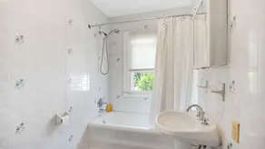 Lovely Shelter Island cottage with panoramic bay views, secluded, screened... - Image 3
