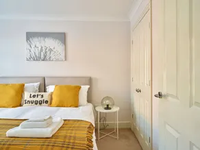 Stunning 3 Bed Town House with Private Parking - Image 4