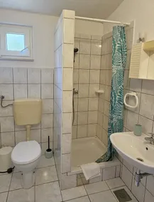 Charming family house with large terrace and gardens, 200m from the beach - Image 3