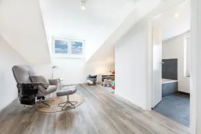 Hochwertiges Penthouse Über Zwei Ebenen mit Galerieschlafzimmer und Meerblick - Image 2