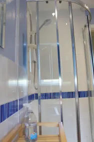 Gammelt skolehus med fantastisk udsigt over bjergene og bjergene - Image 3