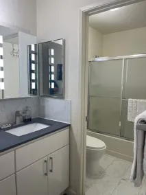 Beautiful 450sqft Master Bedroom w/Private full bathroom, Parking  xtra room ava - Image 5