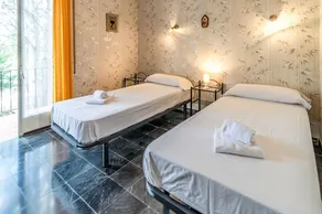 Grifeu 14 - Apartment with terrace and garden - Image 3