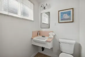 50 étapes pour poncer! Remodelé avec grand patio et vue sur la baie - Image 5