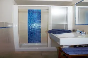 villatrecariole för 2 med pool och utsikt över bergen och sjön - Image 2