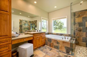 Spacious house with stunning views @ Running Y - Image 4