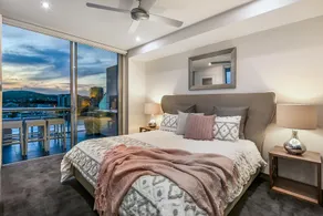Stunning Waterfront Penthouse 3 or 4 Bedrooms - Image 4