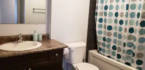 Cheerful 2 Bdrm house, free Netflix, free parking for 2 cars - Image 3