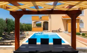 Four bedroom villa with private pool - Image 1