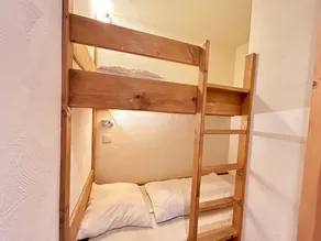 Apartamento céntrico con balcón cerca de pistas y servicios, para 4 huéspedes - Image 3