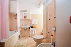 Holiday apartment with air conditioning and parking - Image 3