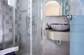 Strandvilla Tavronitis mit 8 Schlafzimmern und 2 privaten Pools - Image 3