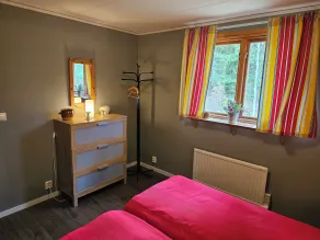 Le chalet rouge sur le lac Örsjön avec une connexion Wi-Fi gratuite et son propre bateau à rames privé - Image 4