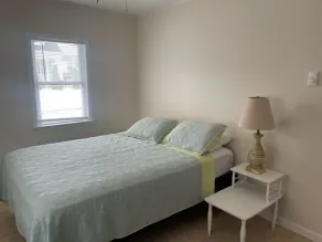 Fantastisk beliggenhed.  Denne duplex med ranchstil har to soveværelser og et bad.  Aircondition i vinduet og dejlig gårdhave med gasgrill, bord og stole.  Fra gaden parkering.   Bare en kort gåtur til stranden og alt hvad Stone Harbor har at byde på! ... - Image 3
