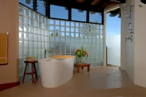 PUAKO Villa de luxe sur la plage de PUAKO, 4 chambres avec salle de bains privative + média, piscine à débordement - Image 3