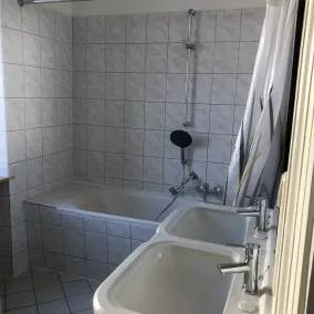 Moderno, spazioso e confortevole Wohung in Villa con buoni collegamenti di trasporto - Image 2