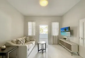 Stunning 3-Bedroom Beachside Apartment - Image 4