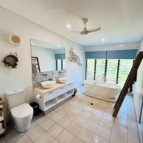 Kick n Back House, com 2 spas, acomoda 8 pessoas confortavelmente com vista para o mar - Image 3