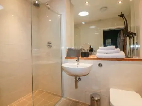 THE BOLT HOLE, pet friendly, luxury holiday cottage in Downderry - Image 4