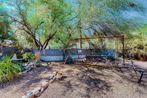Charming dog-friendly home with enclosed yard, full kitchen, central AC, & W/D - Image 2
