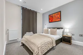 Bright & Airy 2 bedroom Apt minutes away from River Thames in London by MySquare - Image 5