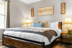 Tucked Away 1bd with King bed Close to it all! - Image 5
