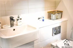 Modern 2 Bed 2 Bath Bracknell with Free Parking - Image 3
