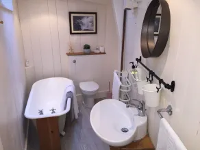 HOWTON COTTAGE - village cottage on coast path next to beaches - Image 4