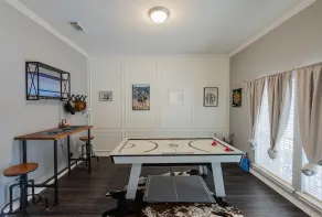 Spacious Hollywood Glam Home, Pet-Friendly Comfort for the Perfect Stay - Image 2
