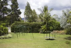 Villa con piscina y vista al lago - Image 2