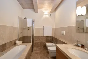 Luxurious Viila on two floors of 221 m2 consisting of a double dining room with kitchen equipped with dishwasher, microwave oven, electric oven, fridge and freezer.Comfortable sofas, fireplace, large breakfast bar, two double bedrooms with private bathro - Image 5
