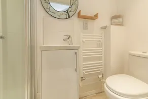 Eine schöne moderne Doppelhaushälfte, die wunderschön präsentiert wird. - Image 4
