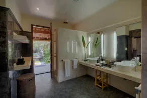 A Piece of Coastal Paradise! 4 BR Villa Lush Garden View - Image 4