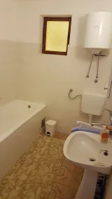 House Fani - Image 3
