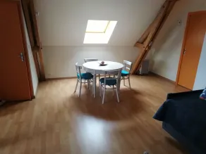 Logement spacieux entouré de verdure - Image 4