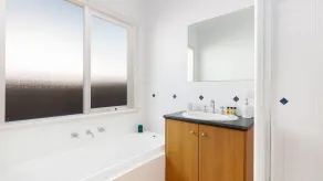 Tranquility in Cowes - Pets, Fireplace, WiFi, Linen, 350m Beach, 4 Bdrms - Image 2