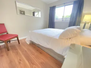 Comfy and freshly updated 2/1 duplex - Image 3